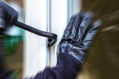 Gegen Kuhfuß und Schraubendreher helfen die Sicherungen. Rücken die Einbrecher aber mit einer Trennscheibe an, müssen sie passen. 