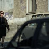 Während die Führungskader nur noch ihre Schäfchen ins Trockene bringen wollen, führen andere den ideologischen Kampf mit unverminderter Härte weiter. Marins Tante Lenora Rauch (Maria Schrader) kommt zu Beginn von "Deutschland 89" aus der Haft frei - und plant einen terroristischen Anschlag. Wie schon in den beiden vorherigen Staffeln werden auch hier reale Geschehnisse eingebaut. In diesem Fall ist es der Mordanschlag auf den Deutsche-Bank-Chef Alfred Herrhausen am 30. November 1989, zu dem sich die RAF bekannte. 