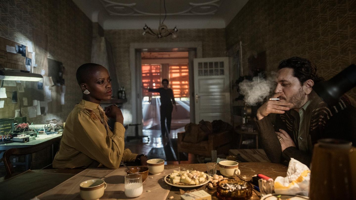 Und auch die südafrikanische Freiheitskämpferin Rose Seithathi (Florence Kasumba) ist wieder dabei. Während es ihr um den Freiheitskampf des ANC geht, ist nicht ganz klar, welche Interessen der rumänische Securitate-Agent Grigore (Emil Hostina) verfolgt. Ein Erzählstrang von "Deutschland 89" spielt in Rumänien. Was den Eindruck verstärkt, dass diese Staffel etwas zu viel will.