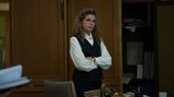 Der Fall der Mauer löst bei den Führungskadern hektische Betriebsamkeit aus. Die Chefbuchhalterin der HVA, Barbara Dietrich (Anke Engelke), denkt schon an die Zukunft und trägt Vorsorge, das Geld der Partei in Sicherheit zu bringen. "Was ist das Beste an einer Revolution?", fragt sie. Und gibt die Antwort: "Ganz neue Möglichkeiten. Neue Gewinner."