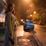 Auch sie mischt wieder mit und sorgt dafür, dass die Lage immer unübersichtlicher wird: Die BND-Agentin Brigitte Winkelmann (Lavinia Wilson) arbeitet nun mit der US-Botschaft in Ost-Berlin zusammen. Sie ist noch nicht ganz über ihre Affäre mit Martin Rauch hinweg, die in "Deutschland 86" erzählt wurde. 