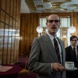 Im Wesentlichen erzählt "Deutschland 89" aber die Geschehnisse, die durch den 9. November 1989 ausgelöst werden. Martin Rauch hat einen klaren Auftrag: Er soll verhindern, dass auf der Pressekonferenz das neue Reisegesetz verkündet wird. Doch er greift nicht ein. So verkündet Günter Schabowski, dass DDR-Bürger "unverzüglich" ausreisen dürfen. Damit leistet der Agent einen großen Beitrag zum Fall der Berliner Mauer - zumindest wird es in der Serie so dargestellt.