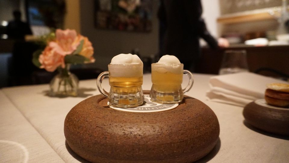 Sternerestaurant Sühring: Mit Essen spielt man nicht? Bei den Sührings sehr wohl. Hier: Radler in Miniaturform Mit Essen spielt man nicht? Bei den Sührings sehr wohl. Hier: Radler in Miniaturform