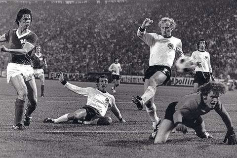 Jürgen Sparwasser schaut nach seinem Schuss zum 1:0 für die DDR dem Ball hinterher