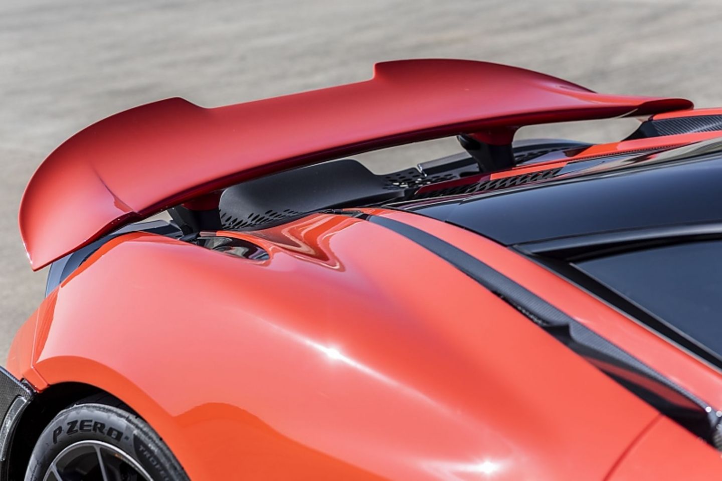 Der Heckspoiler ist größer als beim 720S