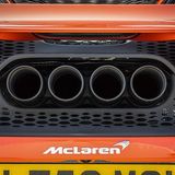 Die vier Auspuffrohre spucken sogar Flammen