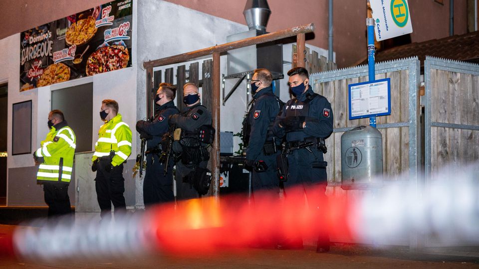 Polizisten sichern den Zugang zu einem Hinterhof eines Hauses in Celle