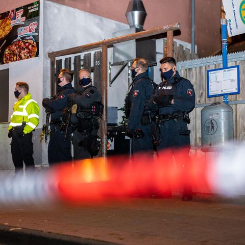 Polizisten sichern den Zugang zu einem Hinterhof eines Hauses in Celle
