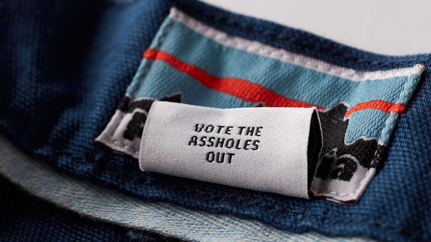 Patagonia-Etikett "Vote the Assholes Out"