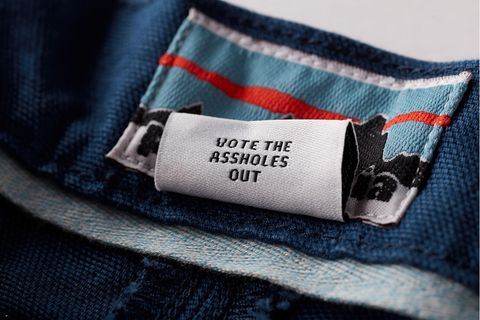 Patagonia-Etikett "Vote the Assholes Out"