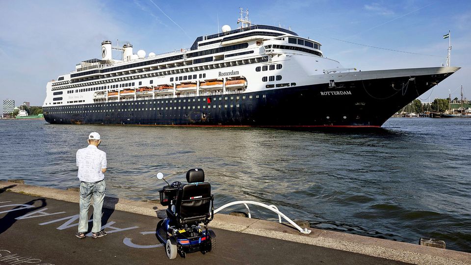 Tourismus in der Krise: Die "MS Rotterderam" der Holland-America Line wird von Fred. Olsen Cruise Lines übernommen Die "MS Rotterderam" der Holland-America Line wird von Fred. Olsen Cruise Lines übernommen