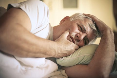 Die Diagnose: Er hat höllische Schmerzen im Gesicht. Die Zähne sind es nicht. So entdeckte der Arzt die Ursache