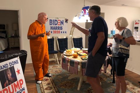 Wahlkampf im Wohnzimmer: Gastgeber Casey Marr, 63, verkleidet mit Trump-Maske und Sträflingsanzug