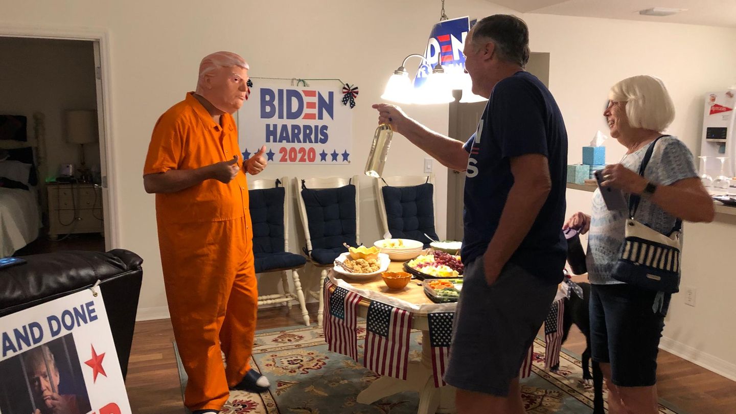 Wahlkampf im Wohnzimmer: Gastgeber Casey Marr, 63, verkleidet mit Trump-Maske und Sträflingsanzug