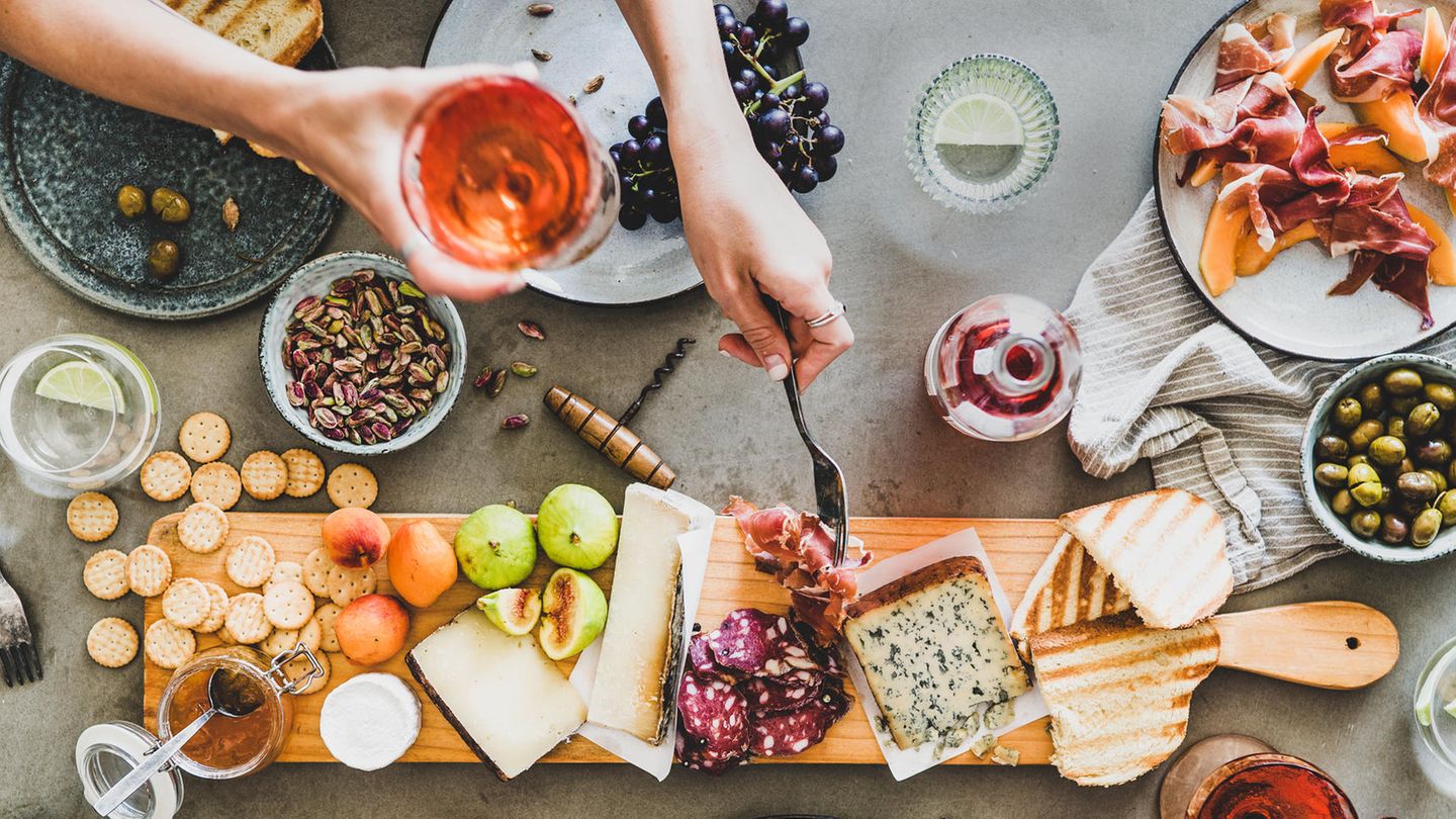 Intervallfasten und Abnehmen: Ein voll gedeckter Tisch mit Käse und Wein