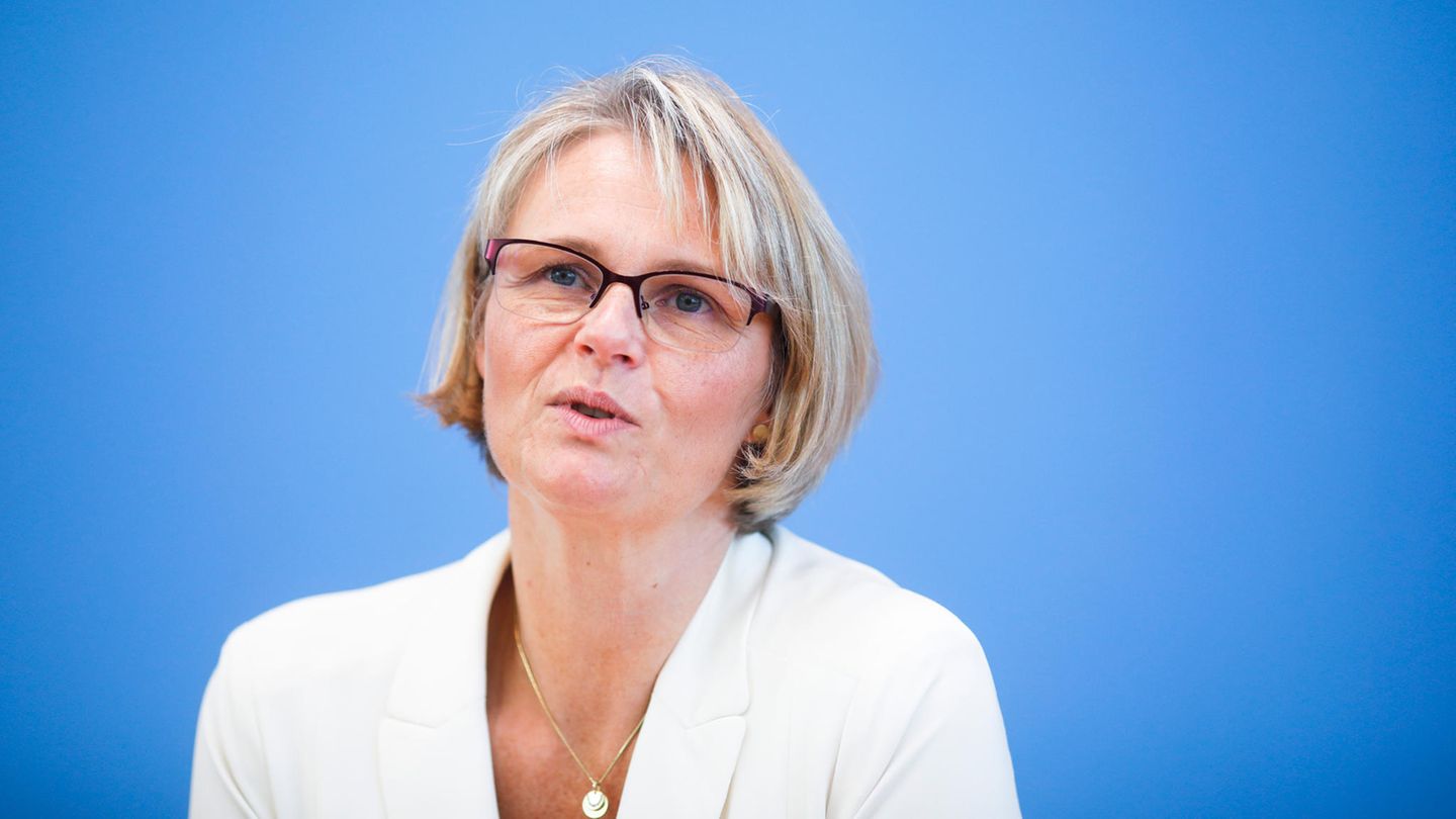 Anja Karliczek während einer Pressekonferenz