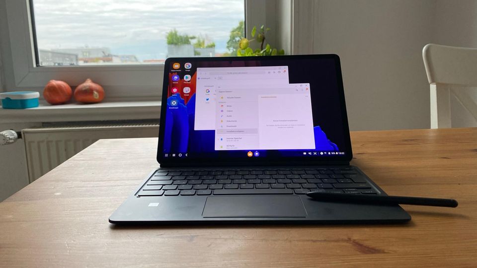 Galaxy Tab S7 Plus: Mit dem Dex-Feature lässt sich das Tablet in einen Desktop-Modus bringen - und zeigt die Programme dann als eigene Fenster an Mit dem Dex-Feature lässt sich das Tablet in einen Desktop-Modus bringen - und zeigt die Programme dann als eigene Fenster an