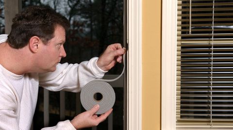 Für Holzfenster eignen sich selbstklebende Gummidichtungen