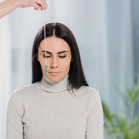 Eine Frau wird hypnotisiert