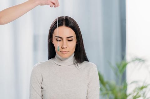 Eine Frau wird hypnotisiert
