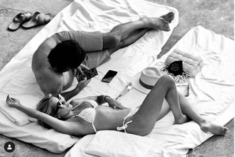 Sylvie Meis räkelt sich am Strand, Niclas Castello schaut aufs Smartphone