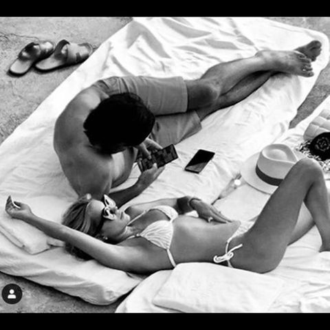 Sylvie Meis räkelt sich am Strand, Niclas Castello schaut aufs Smartphone