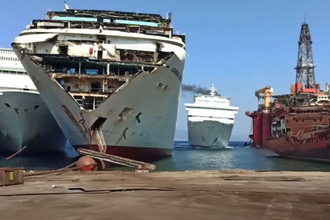 Verschrottung im türkischen Aliağa: Die "Carnival Imagination" wird  in wenigen Sekunden neben zwei Schwesternschiffen bei der Abwrackwerft auf Grund gesetzt.