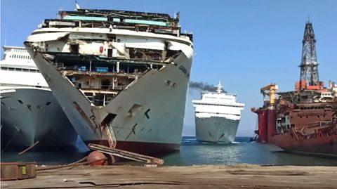 Verschrottung im türkischen Aliağa: Die "Carnival Imagination" wird  in wenigen Sekunden neben zwei Schwesternschiffen bei der Abwrackwerft auf Grund gesetzt.