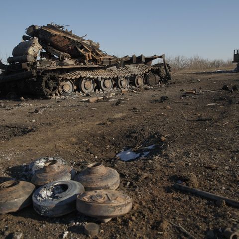 Zerstörtes Kriegsgerät der Regierungstruppen bei Lohwynowe. Der Verlust der Verbindungsstraße dort, führte zur Niederlage von Debaltseve. 