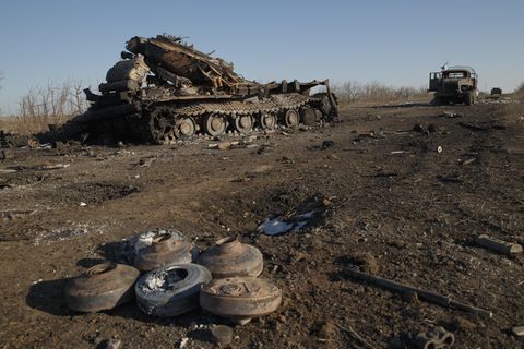 Zerstörtes Kriegsgerät der Regierungstruppen bei Lohwynowe. Der Verlust der Verbindungsstraße dort, führte zur Niederlage von Debaltseve. 