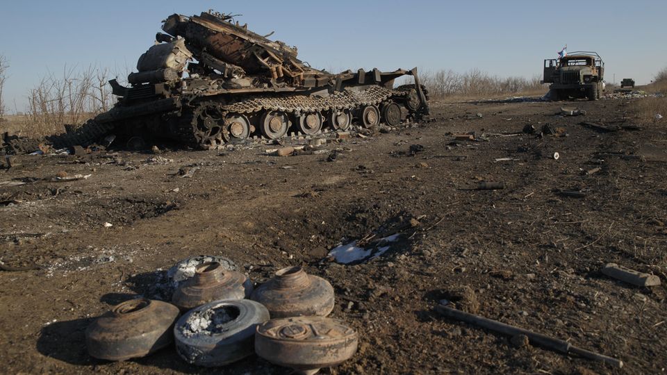 Zerstörtes Kriegsgerät der Regierungstruppen bei Lohwynowe. Der Verlust der Verbindungsstraße dort, führte zur Niederlage von Debaltseve. 