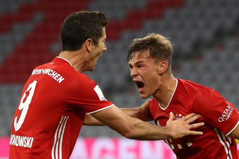 Joshua Kimmich (r.) hat den Siegtreffer gegen Dortmund erzielt und schreit seine Freude zusammen mit Robert Lewandowski heraus