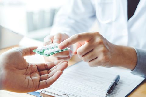 Science-Vorwurf gegen FDA: Ein Arzt übergibt einem Patienten ein Medikament