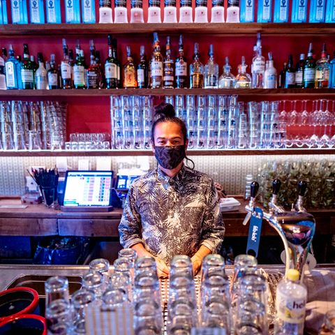 Tristan Alhambra, Geschäftsleiter der Bar "Katze" im Hamburger Schanzenviertel, steht hinter dem Tresen