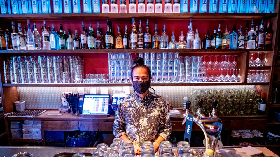 Tristan Alhambra, Geschäftsleiter der Bar "Katze" im Hamburger Schanzenviertel, steht hinter dem Tresen