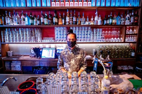 Tristan Alhambra, Geschäftsleiter der Bar "Katze" im Hamburger Schanzenviertel, steht hinter dem Tresen