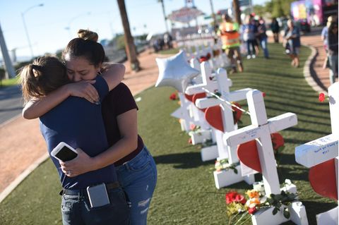 Massaker in Las Vegas: Zwei Überlebende umarmen sich neben den für die Opfer aufgestellten Kreuzen
