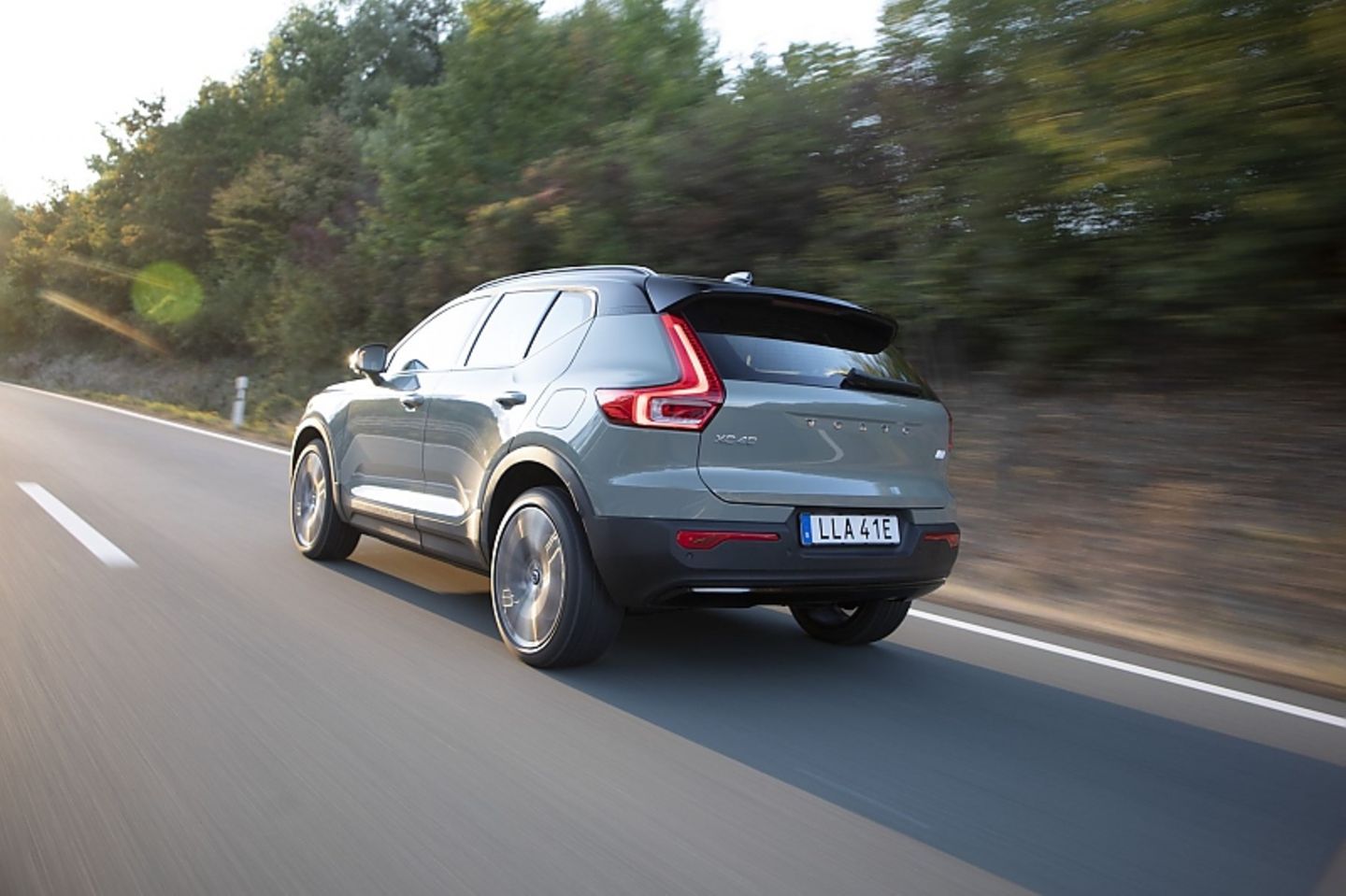 Der Volvo XC40 Recharge P8 AWD tritt vehement
