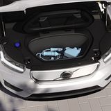 Vorne kann man die Ladekabel unterbringen