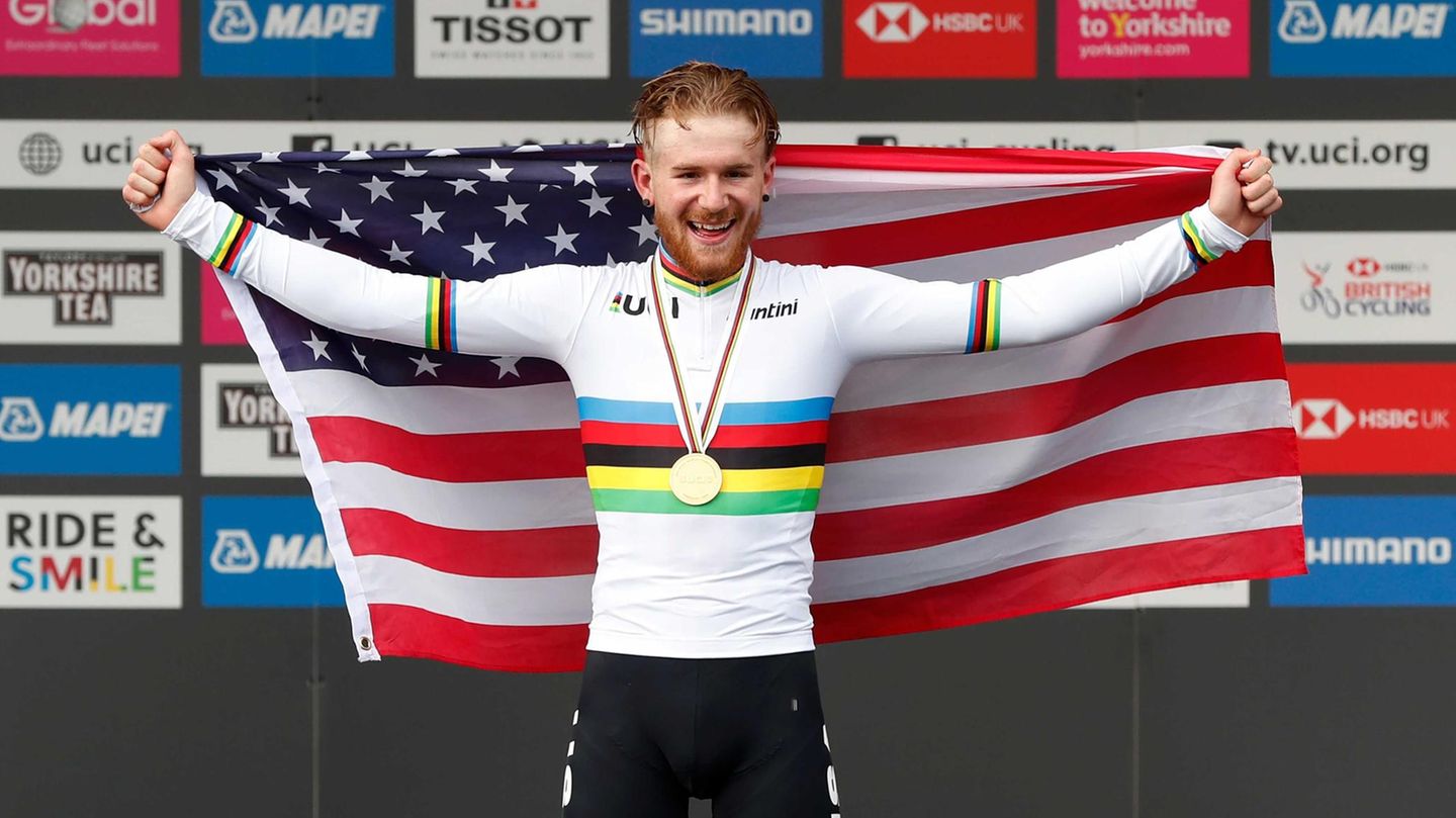 Radprofi Quinn Simmons mit Regenbogentrikot und US-Flagge auf dem Podium