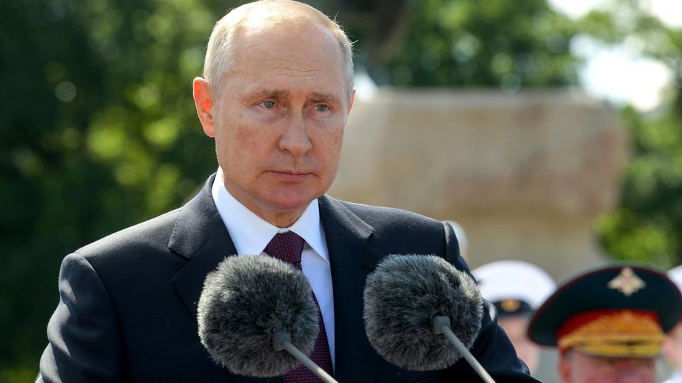 Wladimir Putin zeigt sich bei einer Militärparade mit Augenringen