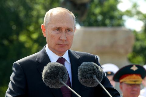 Wladimir Putin zeigt sich bei einer Militärparade mit Augenringen