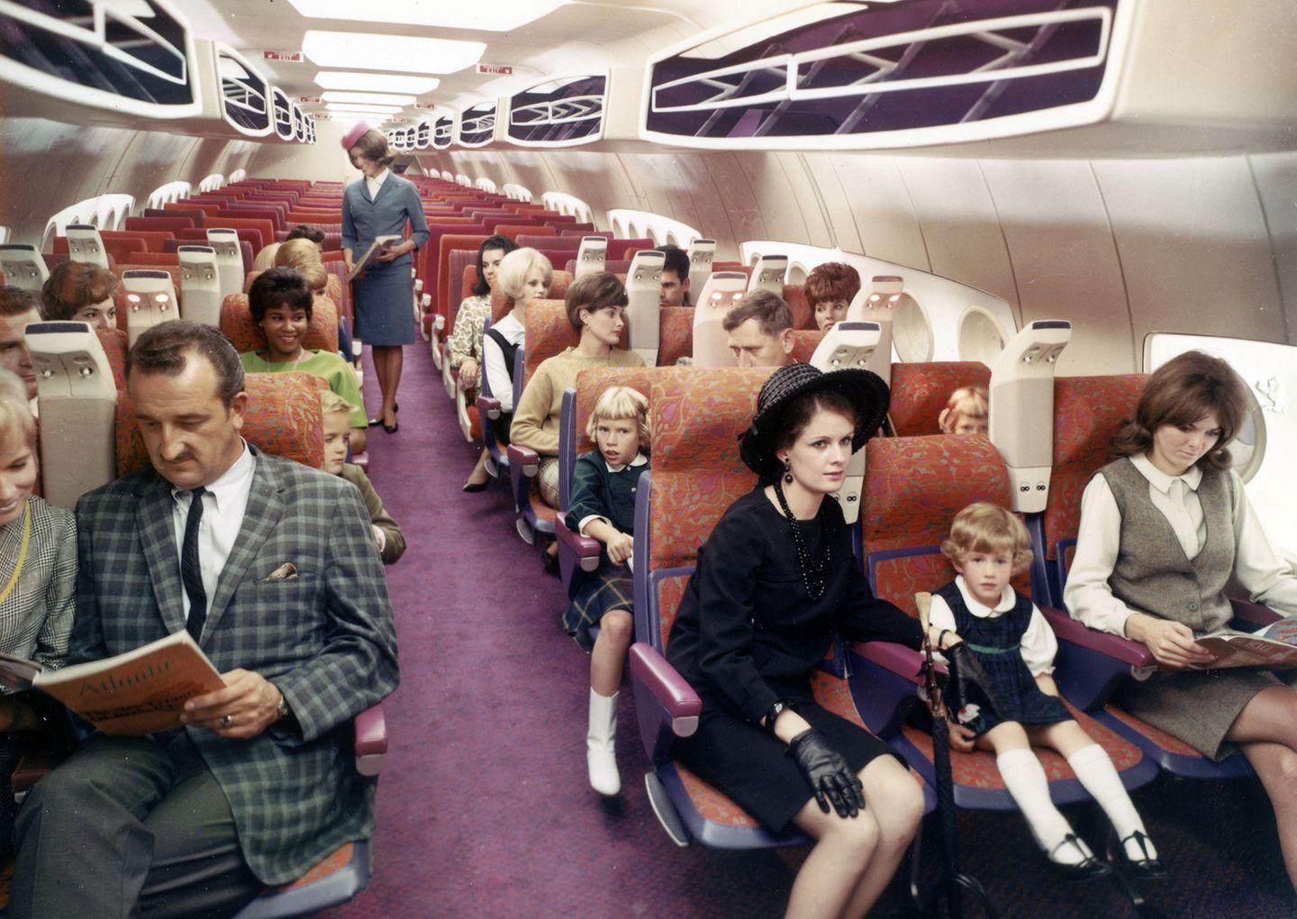 Im Inneren des Modells: Im Vergleich zur Concorde sollte die Boeing 2707 an Bord fast Großraum-Komfort bieten. Interessant die halboffenen Gepäckfächer über und die Monumente für Beleuchtung und Belüftung zwischen den Sitzen.