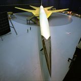 Mit maximal gespreizten Flügeln für die Start- und Landephase: das mehr als 90 Meter lange Mock-up der Boeing 2707-100