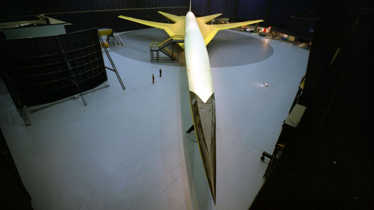 Mit maximal gespreizten Flügeln für die Start- und Landephase: das mehr als 90 Meter lange Mock-up der Boeing 2707-100
