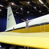 Flugbegleiterinnen von Braniff ließ man auf dem Mock-Up der Boeing 2707-100 in Seattle posieren