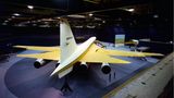Bild 1 von 7 der Fotostrecke zum Klicken: Im September 1966 war das Modell uim Maßstab 1:1 der Boeing 2707-100 in einem Hangar in Seattle fertig, unweit vom Boeing Field.