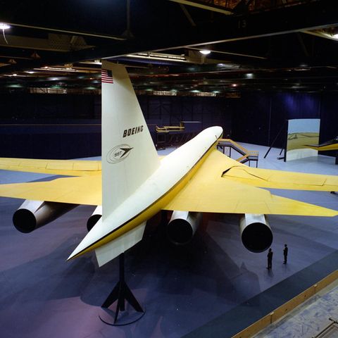 Bild 1 von 7 der Fotostrecke zum Klicken: Im September 1966 war das Modell uim Maßstab 1:1 der Boeing 2707-100 in einem Hangar in Seattle fertig, unweit vom Boeing Field.