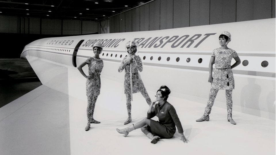 Promotion war einer der wichtigsten Gründe, ein Mock-Up für potentielle Airline-Kunden zu bauen. Auch hier tummeln sich Flugbegleiterinnen von Braniff in ihren harlekinartigen Uniformen auf der Tragfläche der Lockheed L-2000.