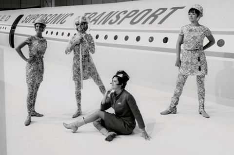 Promotion war einer der wichtigsten Gründe, ein Mock-Up für potentielle Airline-Kunden zu bauen. Auch hier tummeln sich Flugbegleiterinnen von Braniff in ihren harlekinartigen Uniformen auf der Tragfläche der Lockheed L-2000.